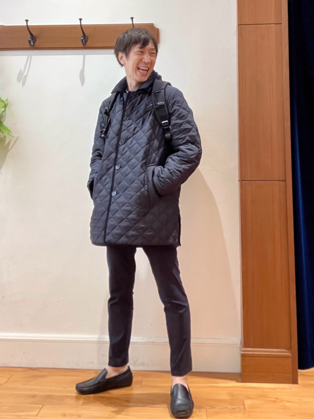 ブルー系のブルゾン、ブルー系のテーラードジャケット、ブルー系のその他パンツを着用したメンズの秋コーディネートの3枚目の写真