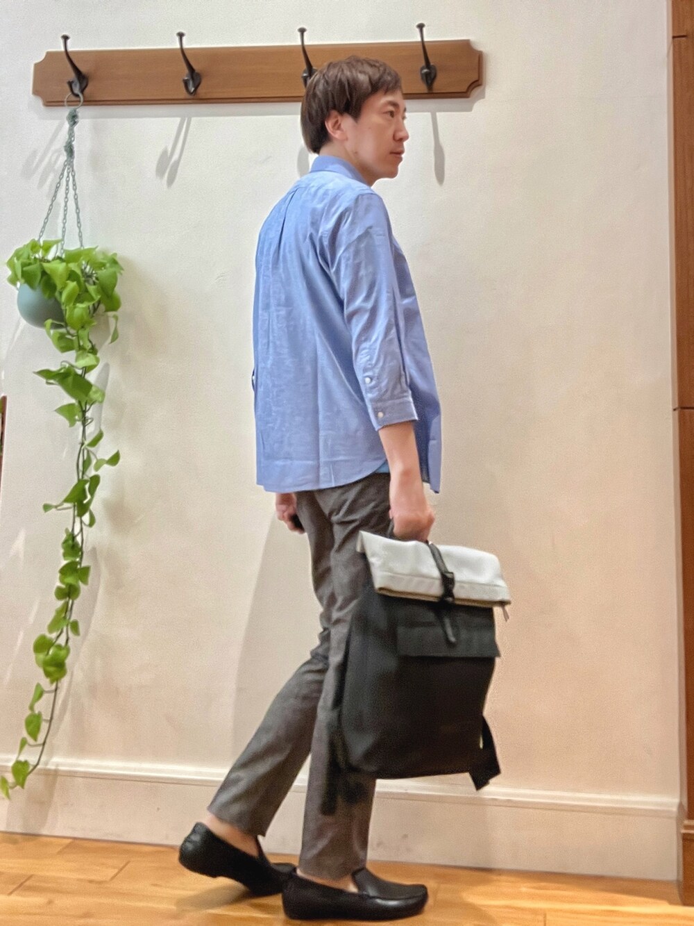 ブラック系のバックパック/リュック、グレー系のその他パンツ、ブルー系のTシャツ/カットソーを着用したメンズの春コーディネートの5枚目の写真