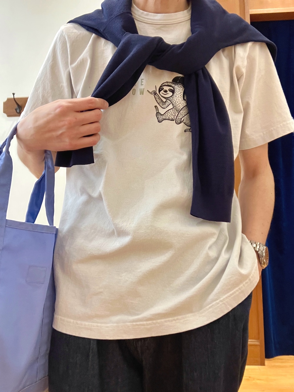 ブルー系のカーディガン/ボレロ、グレー系のTシャツ/カットソー、ブルー系のデニムパンツを着用したメンズの春コーディネートの9枚目の写真