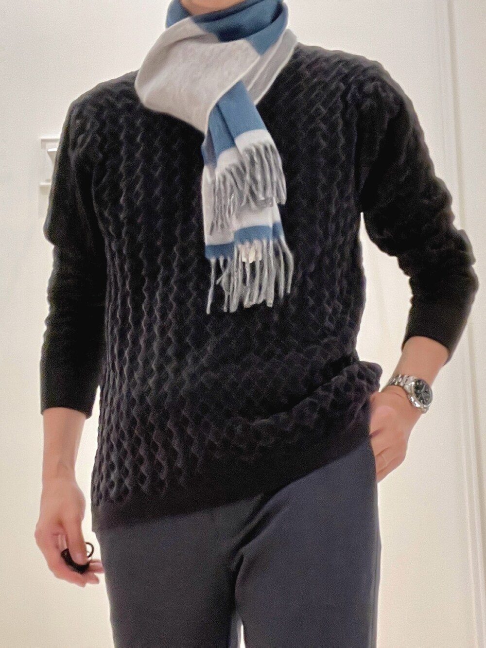 ブラック系のニット/セーター、ブルー系のその他パンツ、ブルー系のマフラーを着用したメンズの冬コーディネートの7枚目の写真
