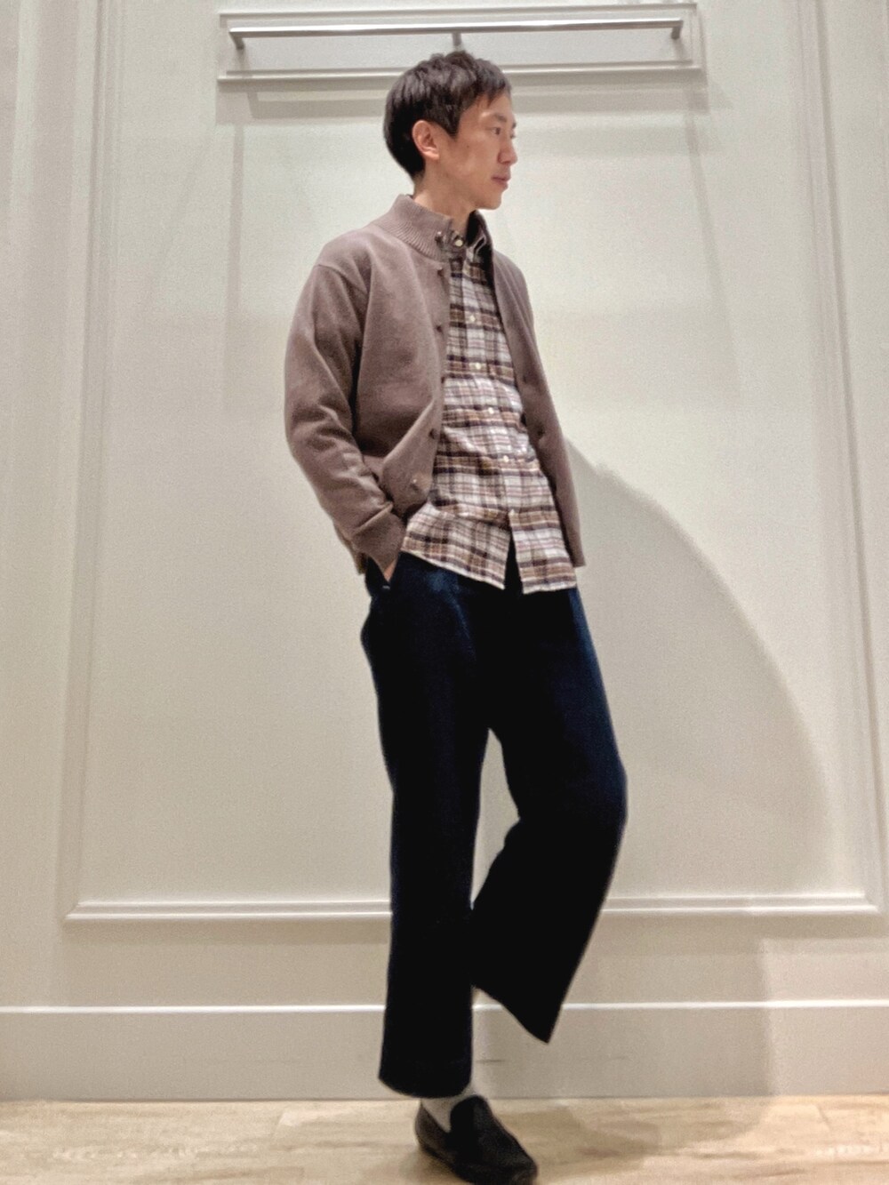 グレー系のシャツ/ブラウス、ベージュ系のカーディガン/ボレロを着用したメンズの冬コーディネートの8枚目の写真