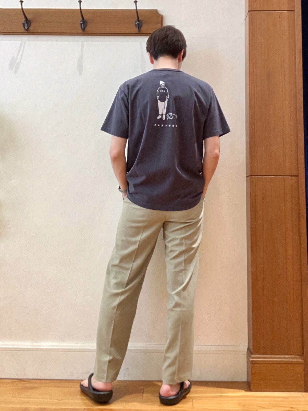 グレー系のTシャツ/カットソー、ベージュ系のその他パンツ、ブラック系のサンダルを着用したメンズの春コーディネートの5枚目の写真