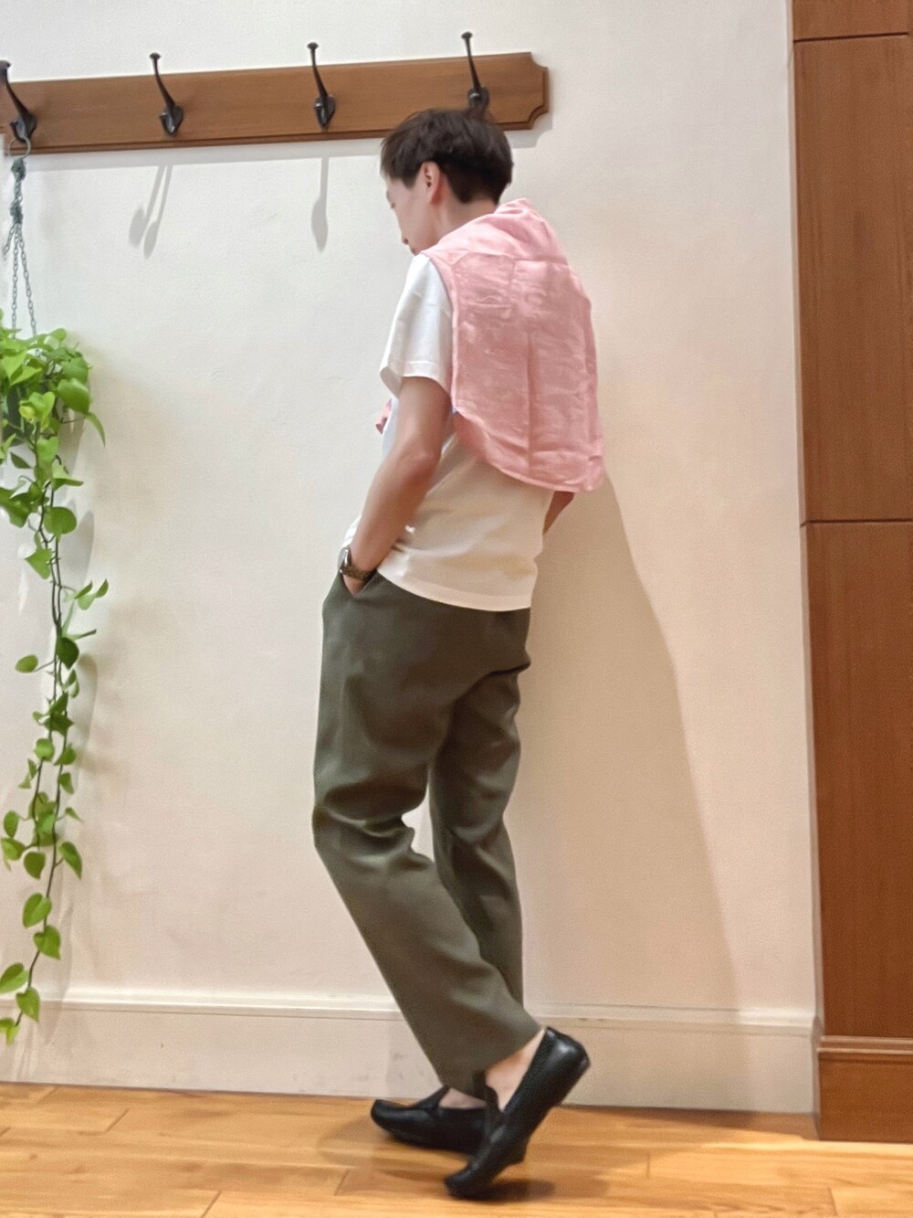 レッド系のシャツ/ブラウス、ホワイト系のTシャツ/カットソー、グリーン系のその他パンツを着用したメンズの春コーディネートの8枚目の写真