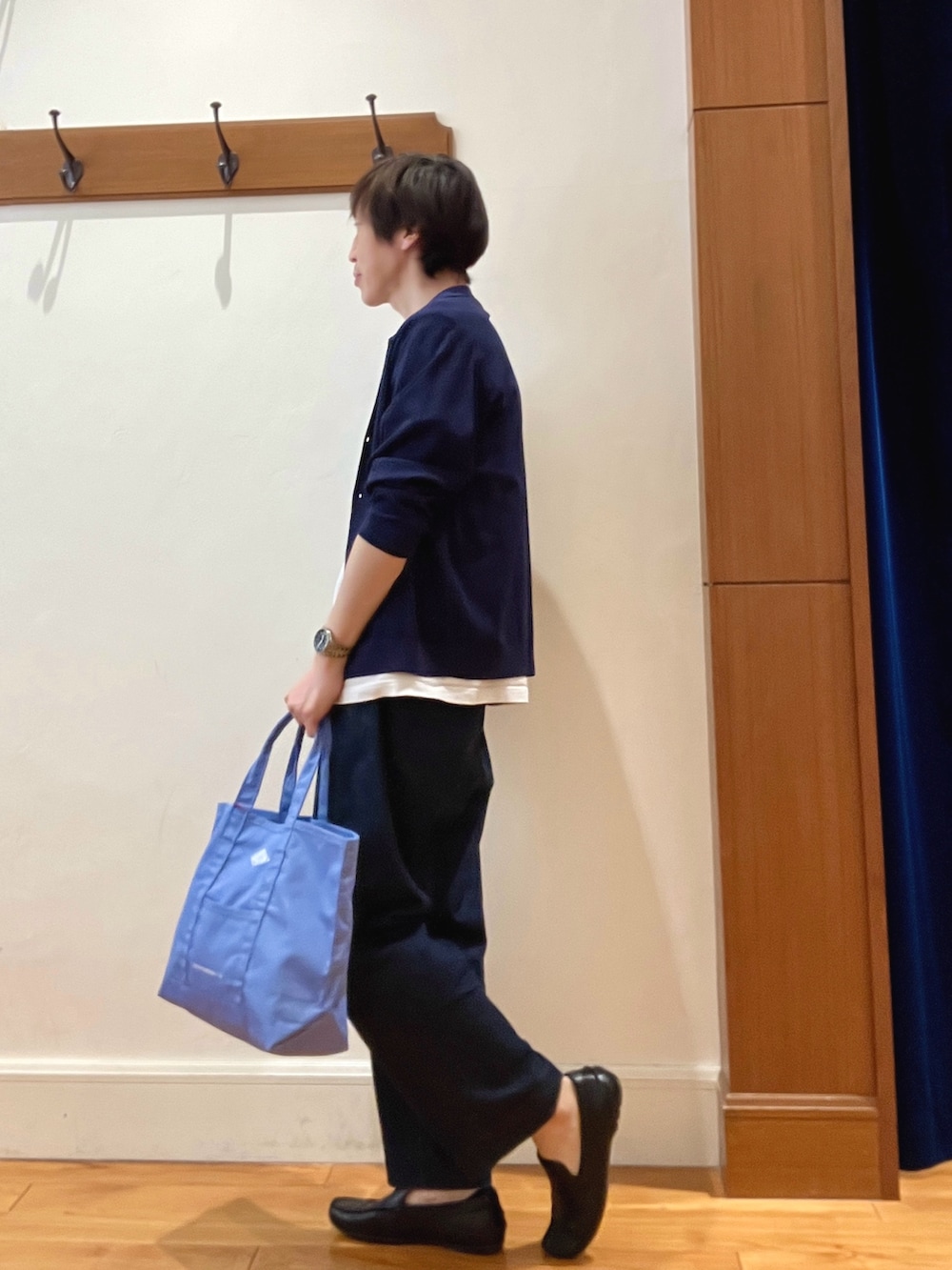 ブルー系のカーディガン/ボレロ、グレー系のTシャツ/カットソー、ブルー系のデニムパンツを着用したメンズの春コーディネートの4枚目の写真