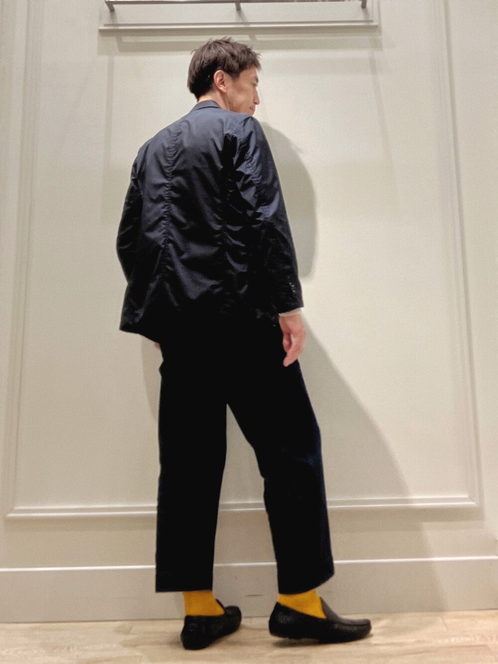 ブルー系のテーラードジャケット、ベージュ系のTシャツ/カットソーを着用したメンズの冬コーディネートの4枚目の写真