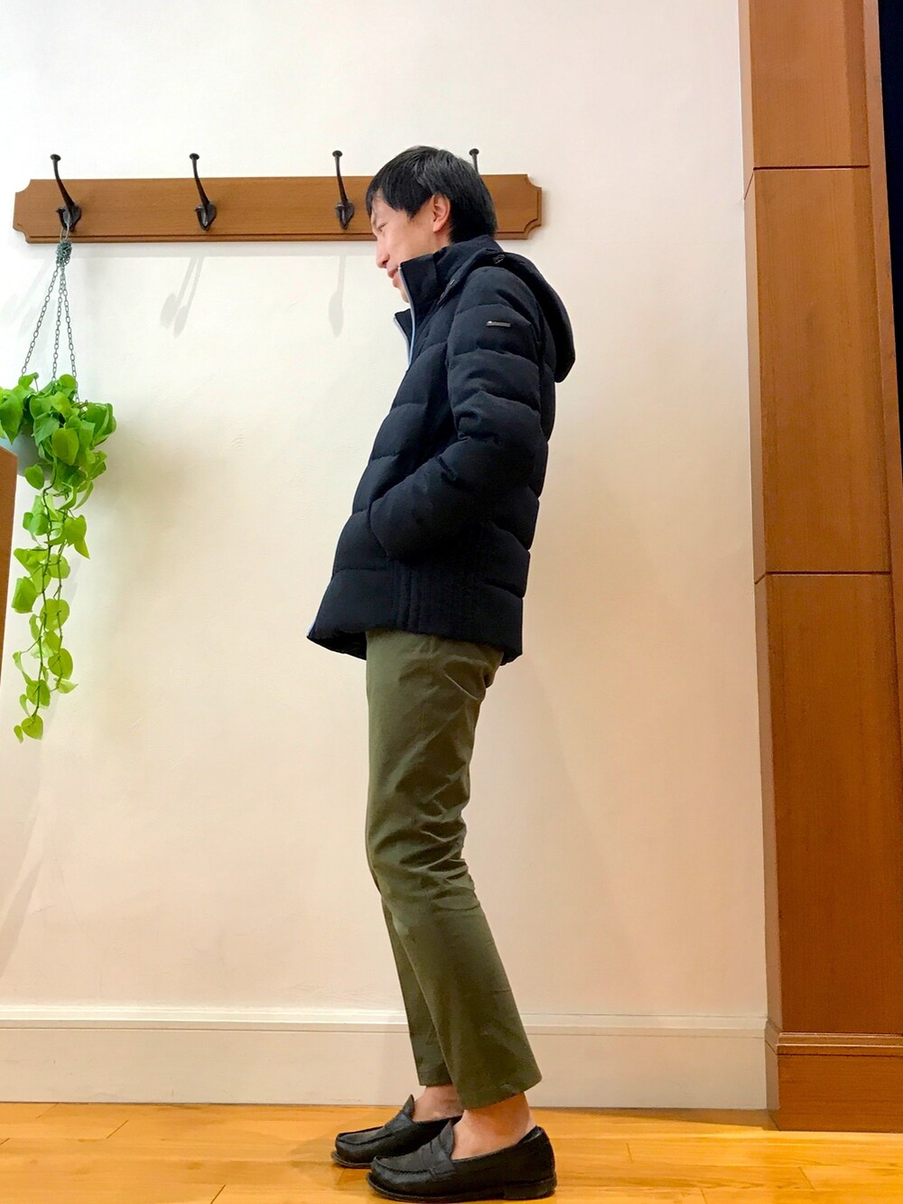 ブルー系のダウンジャケット/コート、グリーン系のチノパンツを着用したメンズの冬コーディネートの5枚目の写真