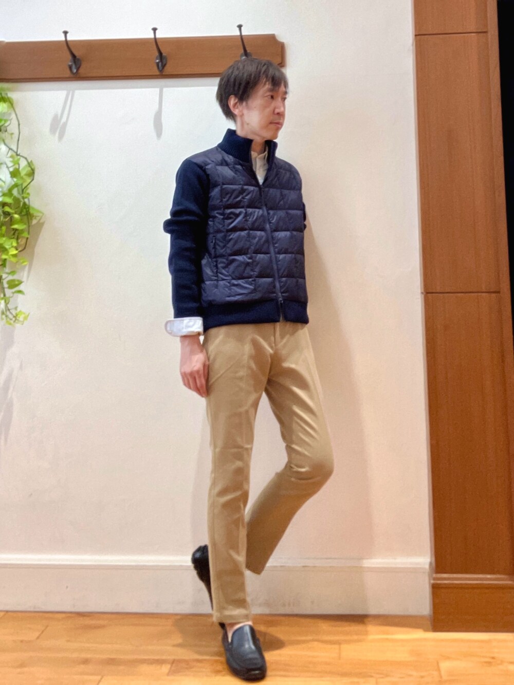 ブルー系のシャツ/ブラウス、ブルー系のブルゾン、ベージュ系のチノパンツを着用したメンズの秋コーディネートの7枚目の写真