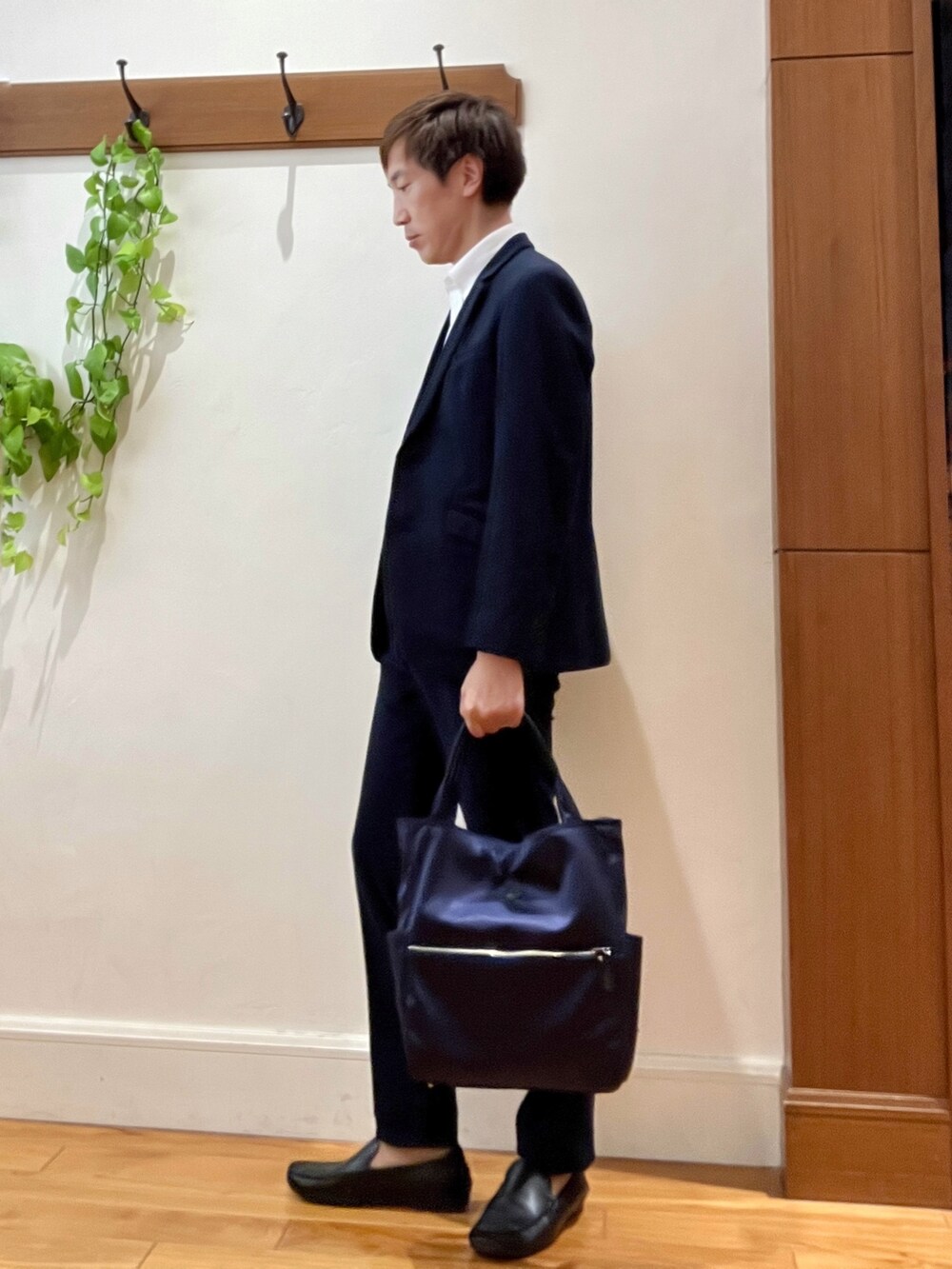 ブルー系のテーラードジャケット、ホワイト系のシャツ/ブラウス、ブラック系のその他パンツを着用したメンズの秋コーディネートの4枚目の写真