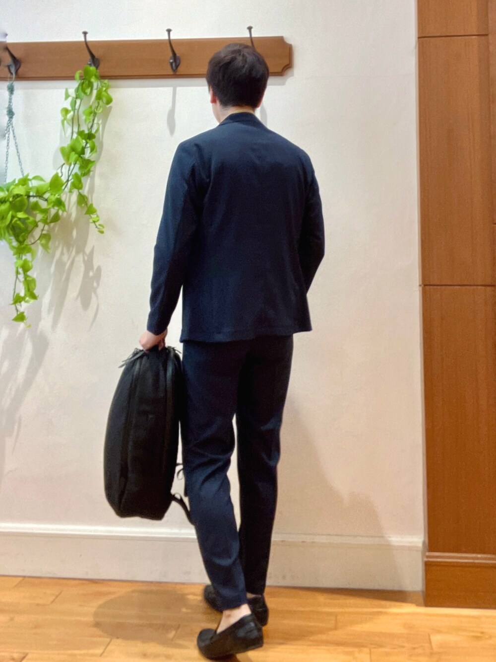 ブルー系のテーラードジャケット、ブルー系のその他パンツ、ベージュ系のカーディガン/ボレロを着用したメンズの冬コーディネートの3枚目の写真