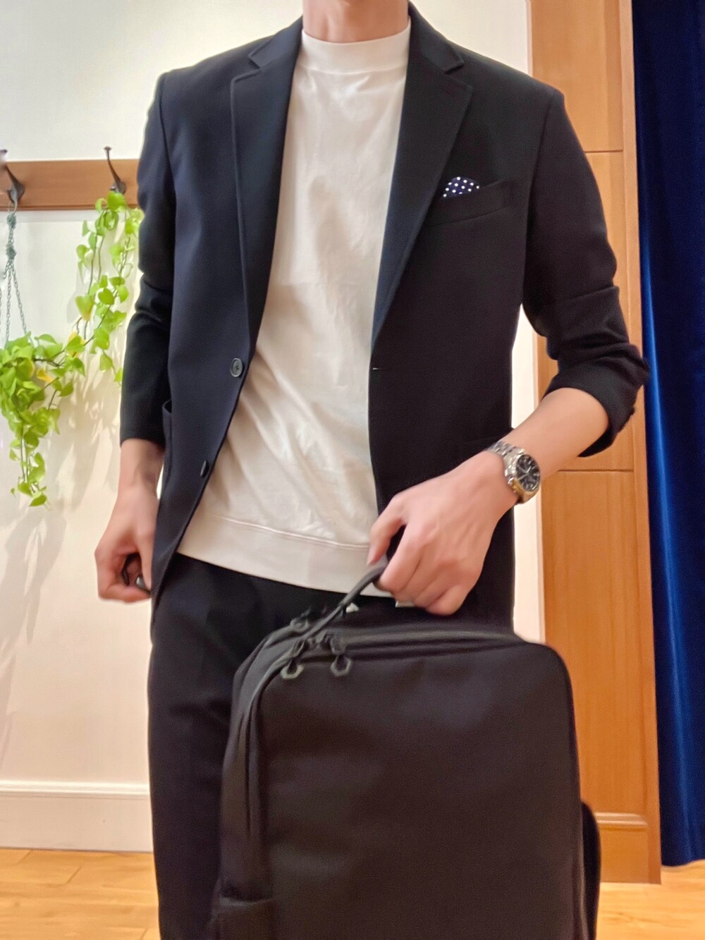 ブルー系のテーラードジャケット、ホワイト系のTシャツ/カットソー、ブルー系のその他パンツを着用したメンズの冬コーディネートの7枚目の写真