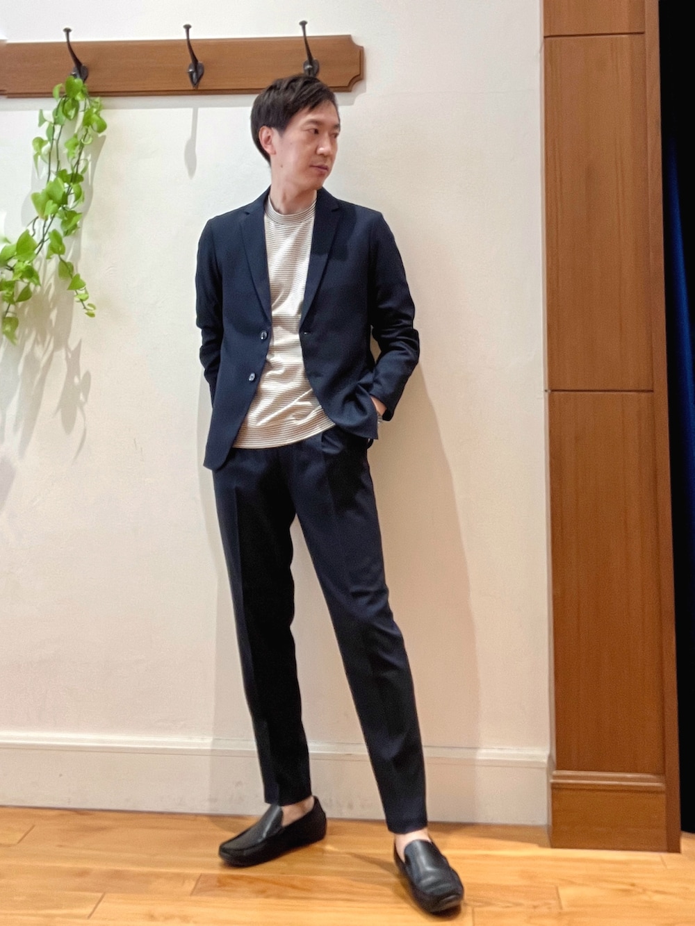 ブルー系のダウンジャケット/コート、ブルー系のテーラードジャケット、ホワイト系のTシャツ/カットソーを着用したメンズの冬コーディネートの7枚目の写真