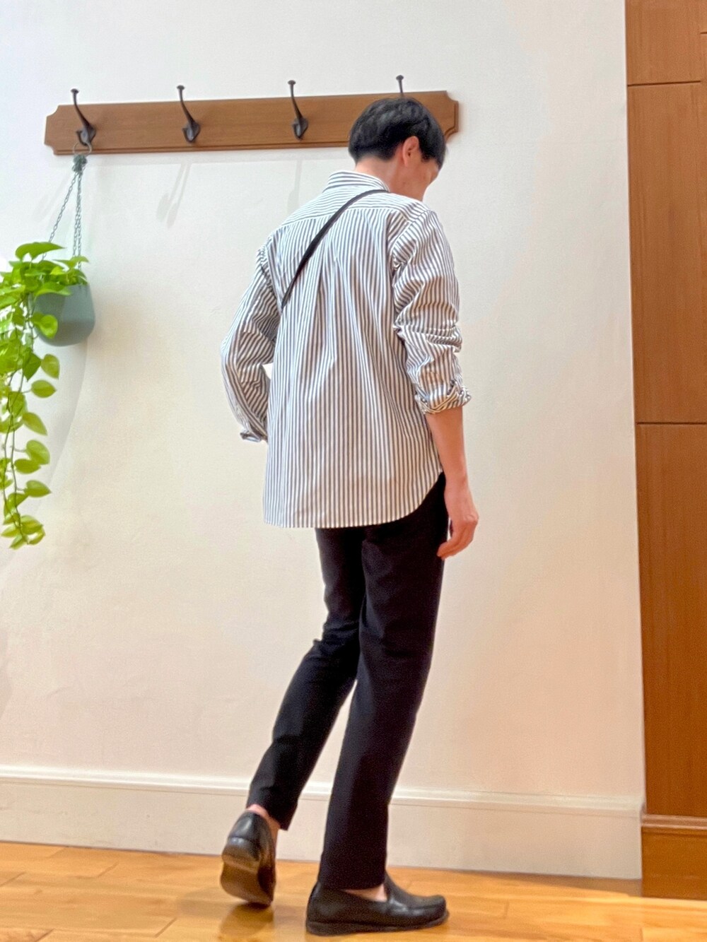 グレー系のシャツ/ブラウス、ブルー系のその他パンツ、ブルー系のTシャツ/カットソーを着用したメンズの春コーディネートの7枚目の写真