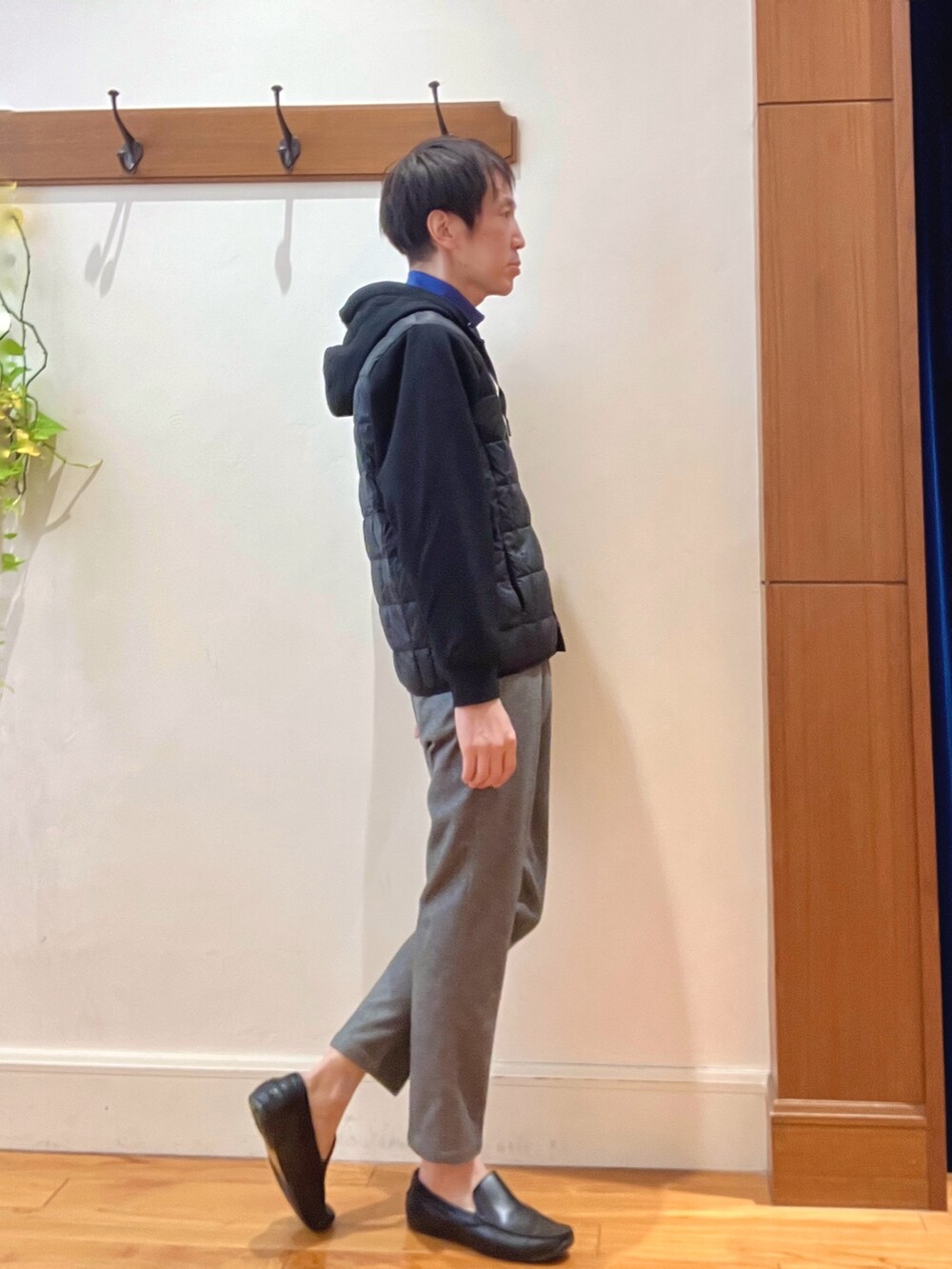 ブラック系のブルゾン、ブルー系のTシャツ/カットソー、グレー系のその他パンツを着用したメンズの秋コーディネートの6枚目の写真