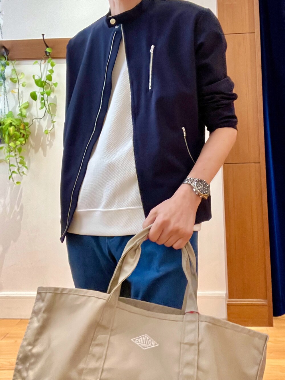 ブルー系のデニムパンツ、ベージュ系のトートバッグ、ホワイト系のTシャツ/カットソーを着用したメンズの秋コーディネートの8枚目の写真