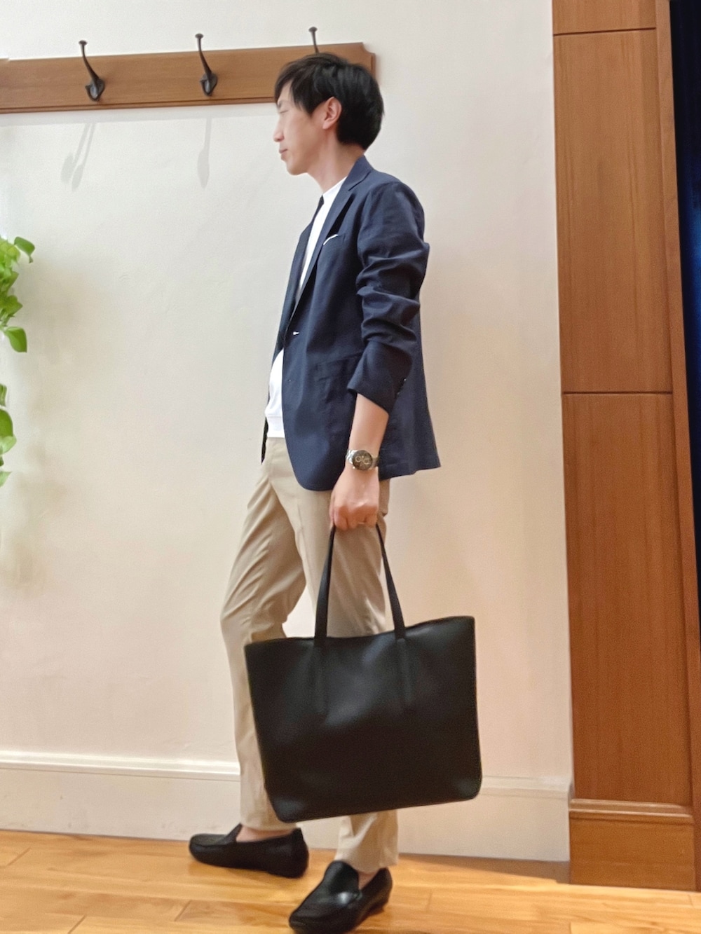 ブルー系のテーラードジャケット、ホワイト系のTシャツ/カットソー、ベージュ系のその他パンツを着用したメンズの夏コーディネートの2枚目の写真