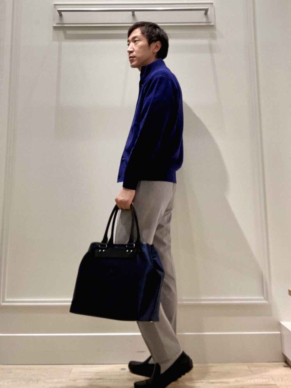 ホワイト系のシャツ/ブラウス、ブルー系のカーディガン/ボレロ、グレー系のその他パンツを着用したメンズの冬コーディネートの4枚目の写真