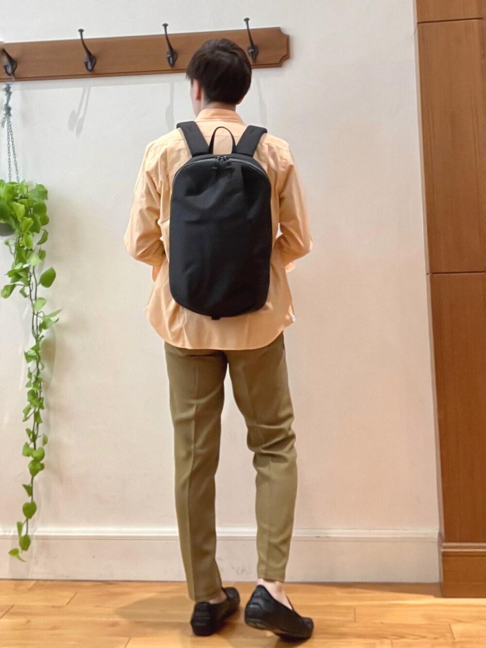 ブルー系のTシャツ/カットソー、オレンジ系のシャツ/ブラウス、ベージュ系のその他パンツを着用したメンズの春コーディネートの5枚目の写真