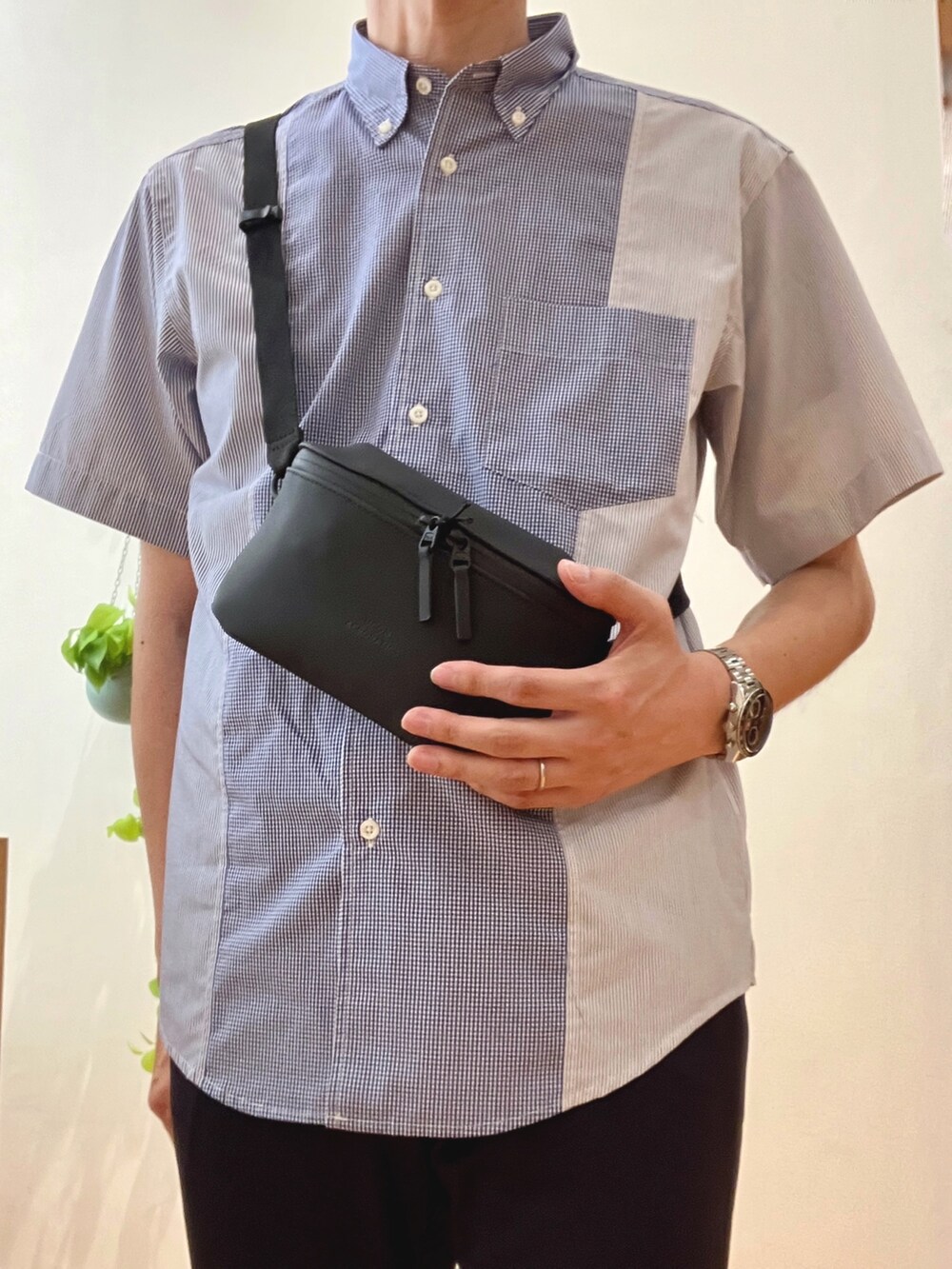 ブルー系のその他パンツ、ブルー系のシャツ/ブラウス、ブラック系のショルダーバッグを着用したメンズの夏コーディネートの6枚目の写真