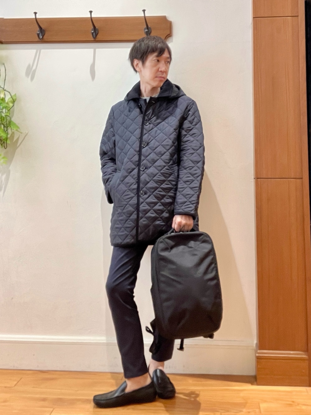 ブルー系のブルゾン、ブルー系のテーラードジャケット、ブルー系のその他パンツを着用したメンズの秋コーディネートの2枚目の写真
