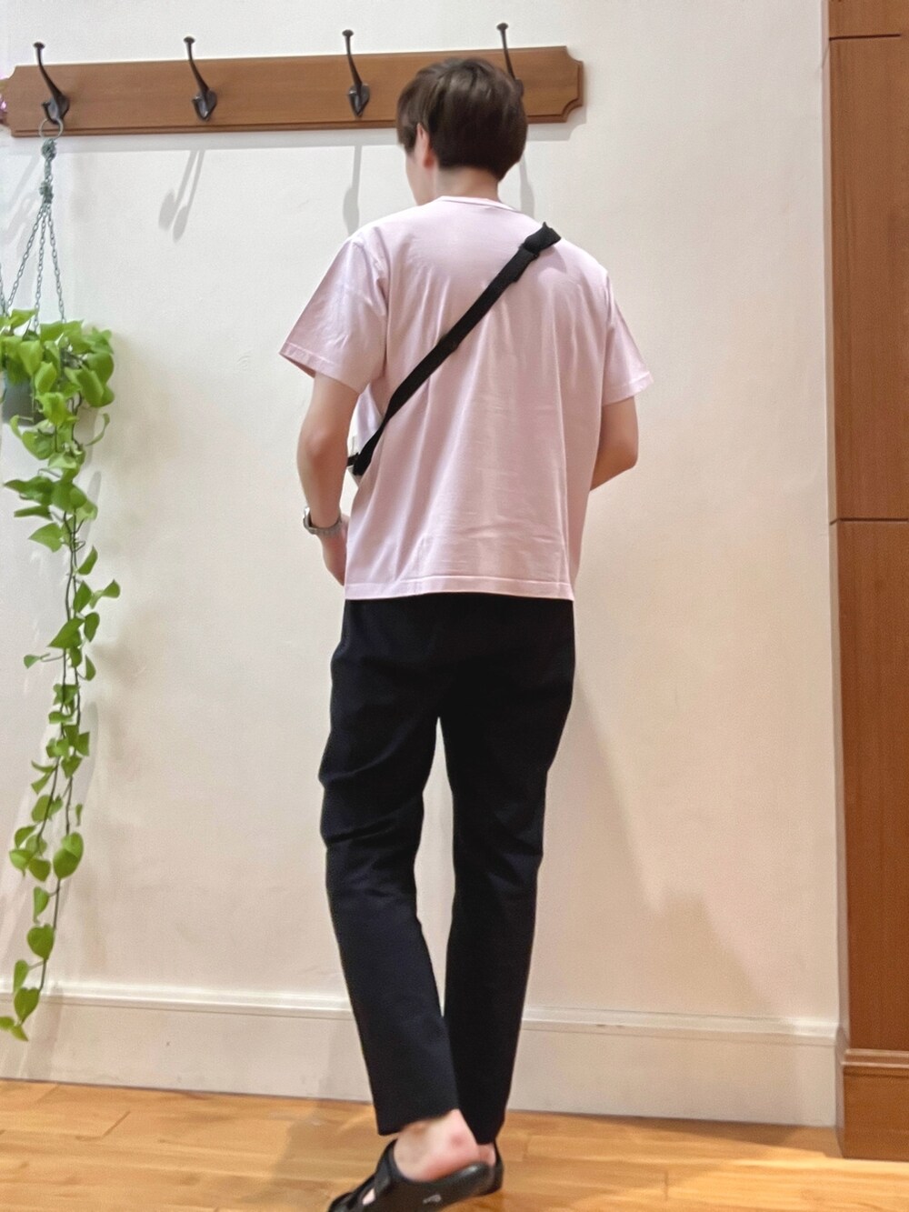 ブルー系のその他パンツ、ブラック系のサンダル、ベージュ系のショルダーバッグを着用したメンズの春コーディネートの5枚目の写真