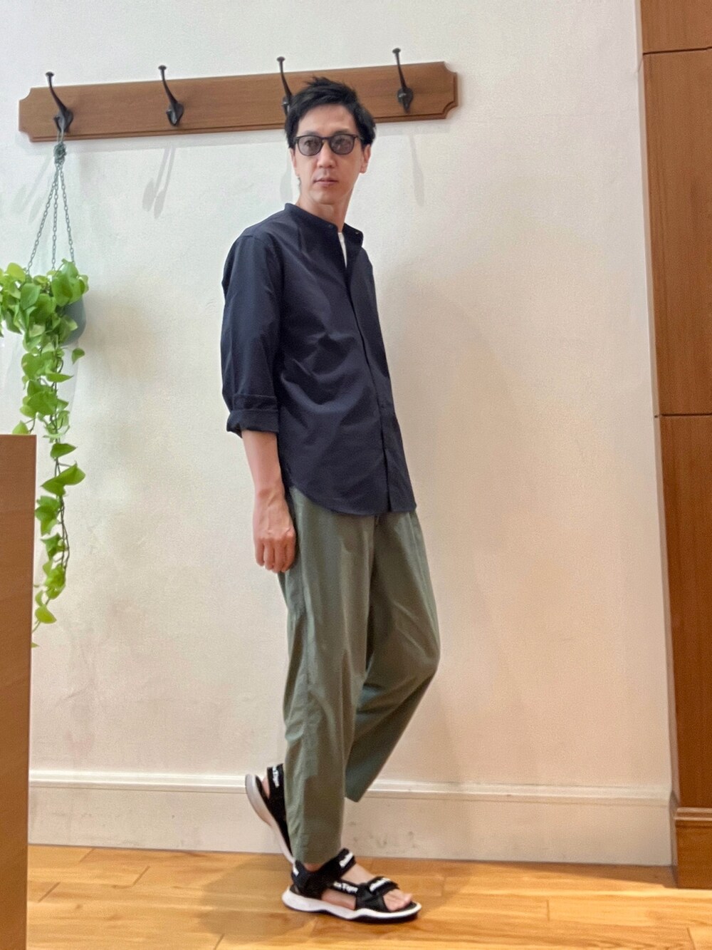 ホワイト系のTシャツ/カットソー、ブルー系のシャツ/ブラウス、ブラック系のサングラスを着用したメンズの夏コーディネートの5枚目の写真