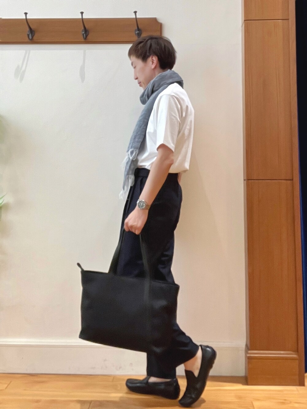 ブラック系のトートバッグ、ブラック系のその他パンツ、ホワイト系のTシャツ/カットソーを着用したメンズの春コーディネートの4枚目の写真