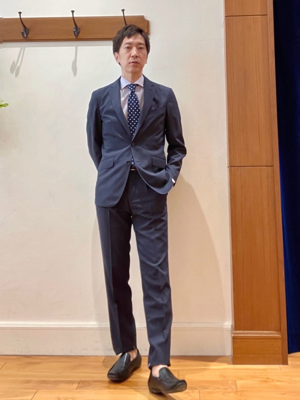 ブルー系のスラックス、パープル系のシャツ/ブラウス、ブルー系のテーラードジャケットを着用したメンズの春コーディネートの2枚目の写真