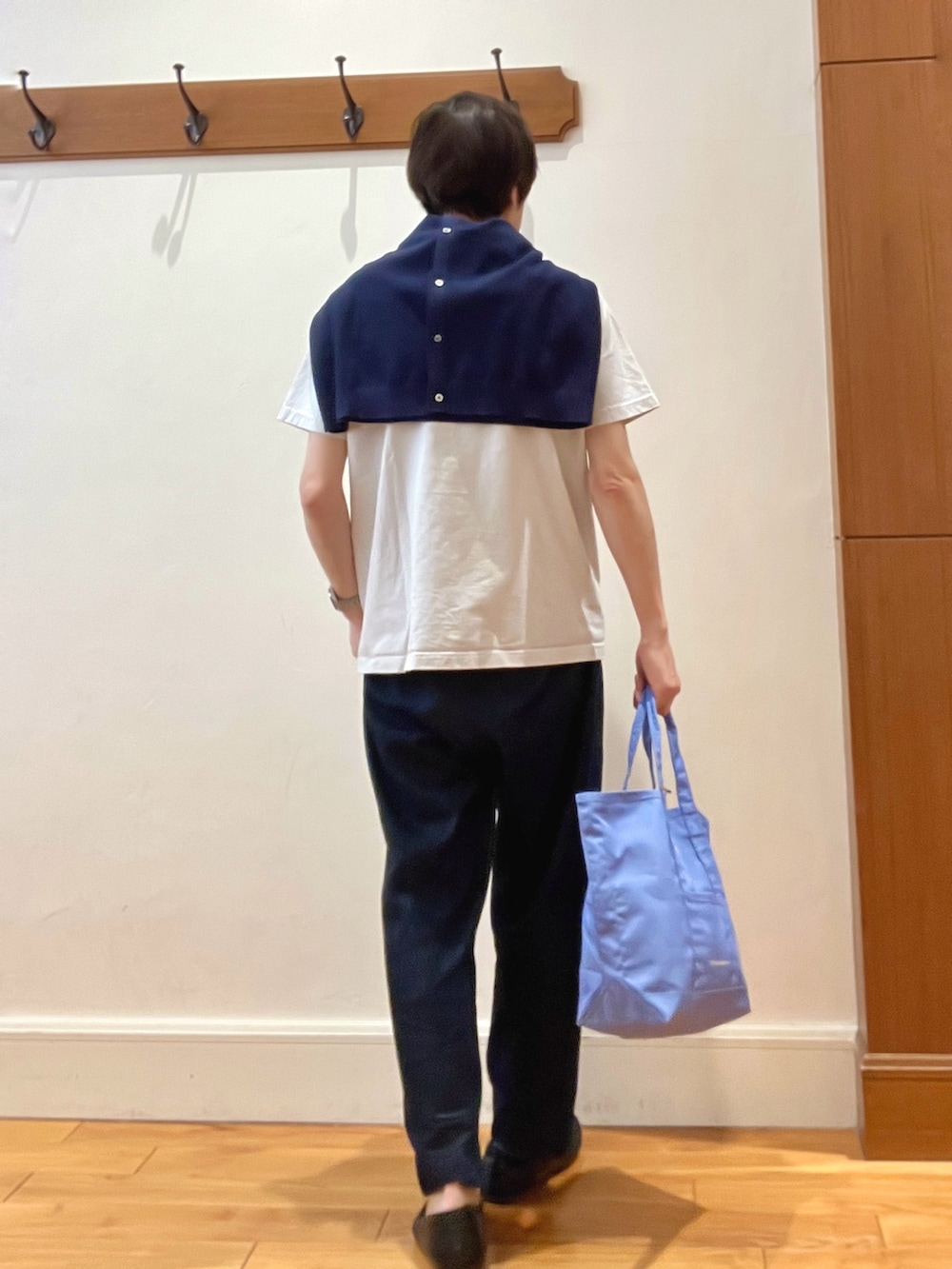 ブルー系のカーディガン/ボレロ、グレー系のTシャツ/カットソー、ブルー系のデニムパンツを着用したメンズの春コーディネートの5枚目の写真