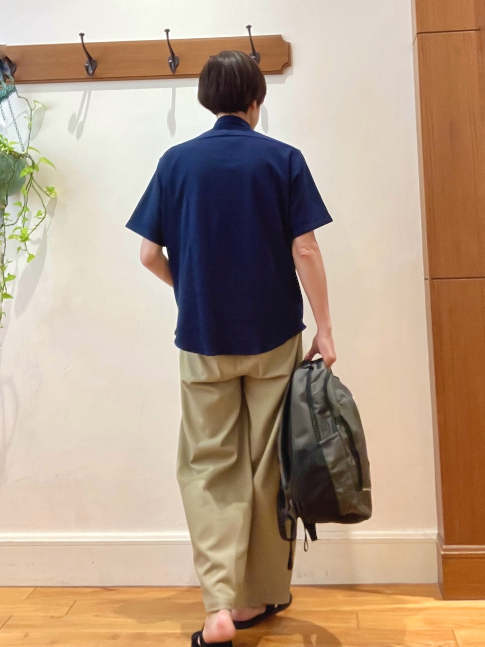 ホワイト系のTシャツ/カットソー、ブルー系のシャツ/ブラウス、グレー系のバックパック/リュックを着用したメンズの夏コーディネートの4枚目の写真