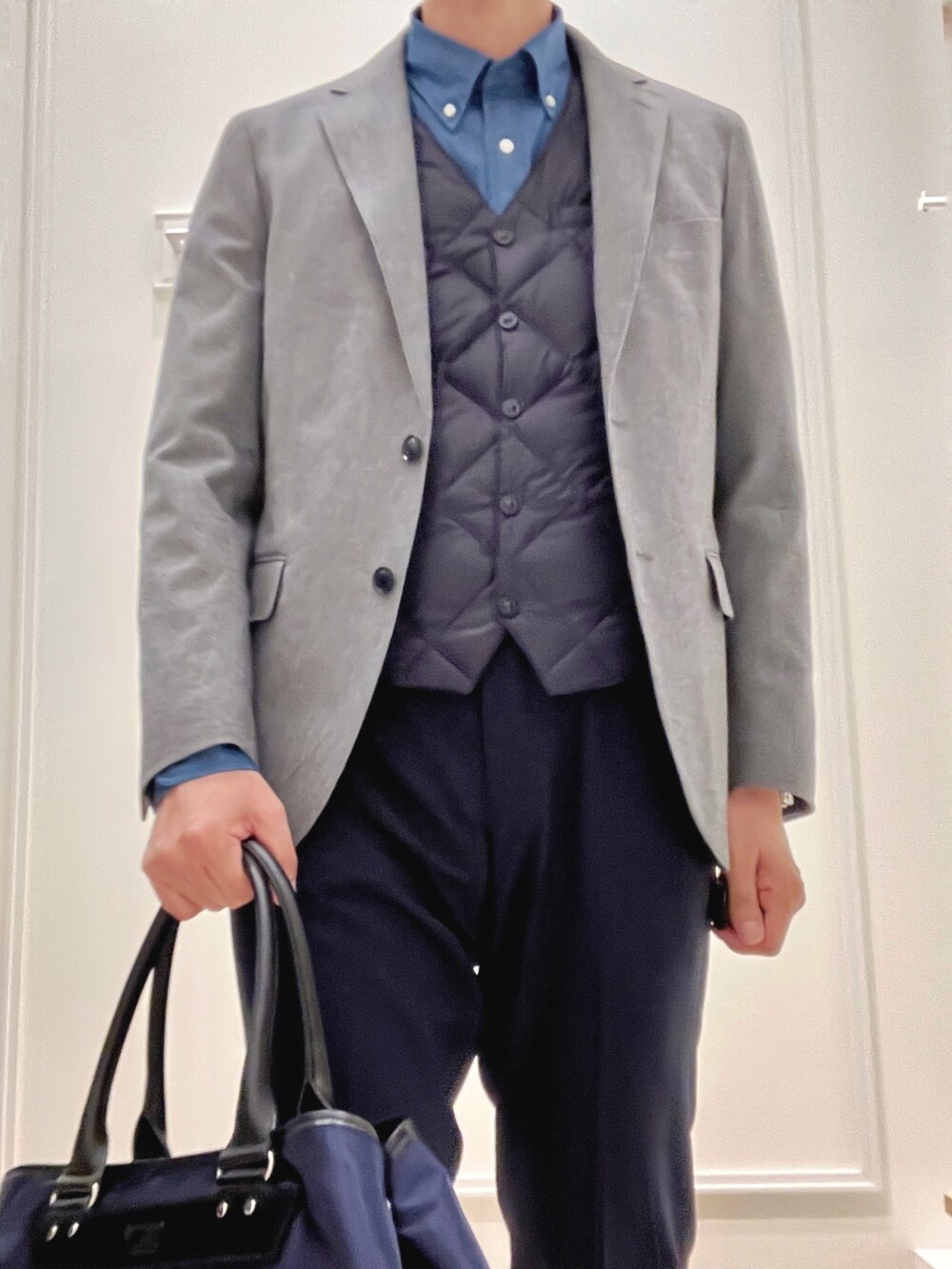 グレー系のテーラードジャケット、ブルー系のシャツ/ブラウス、ブラック系のトートバッグを着用したメンズの秋コーディネートの6枚目の写真