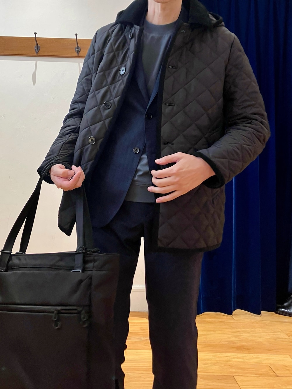 ブルー系のその他パンツ、ブルー系のテーラードジャケット、ブラック系のブルゾンを着用したメンズの秋コーディネートの8枚目の写真