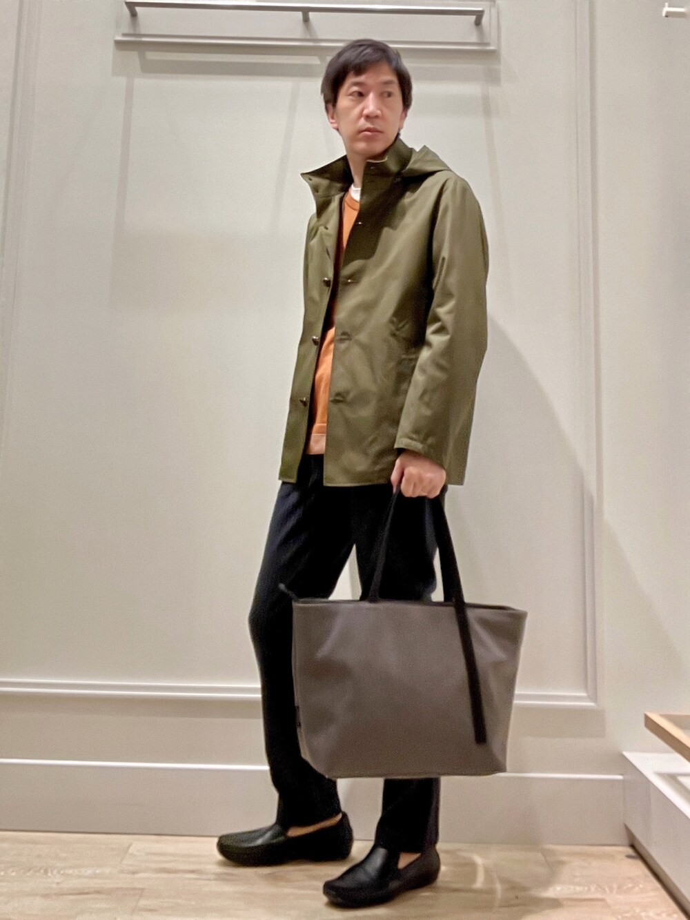 グリーン系のブルゾン、イエロー系のニット/セーター、ブルー系のその他パンツを着用したメンズの秋コーディネートの2枚目の写真