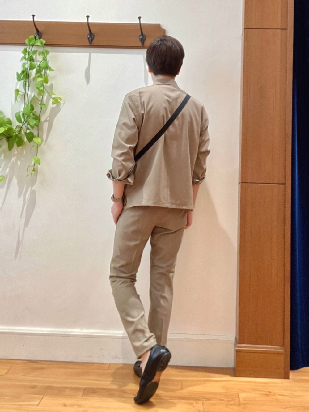 ベージュ系のその他パンツ、ベージュ系のブルゾン、ホワイト系のTシャツ/カットソーを着用したメンズの秋コーディネートの5枚目の写真