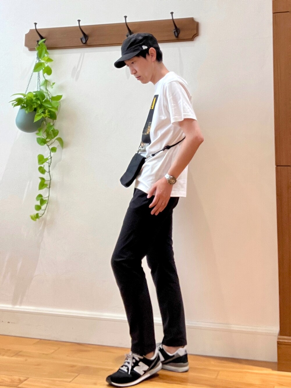 ホワイト系のTシャツ/カットソー、ブラック系のその他パンツ、ブラック系のショルダーバッグを着用したメンズの春コーディネートの5枚目の写真