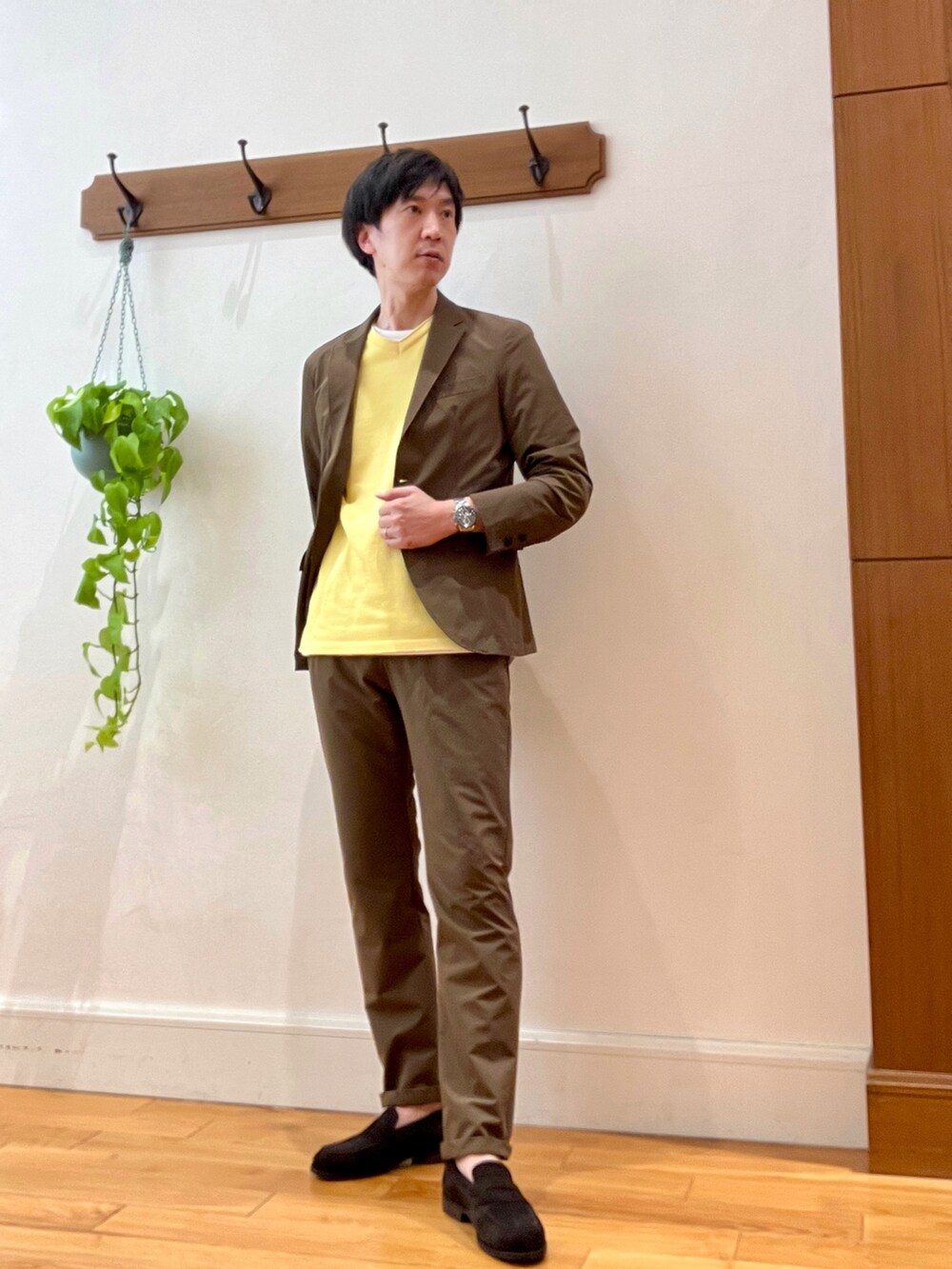 ブラウン系のローファー、ブラウン系のテーラードジャケット、イエロー系のニット/セーターを着用したメンズの冬コーディネートの3枚目の写真