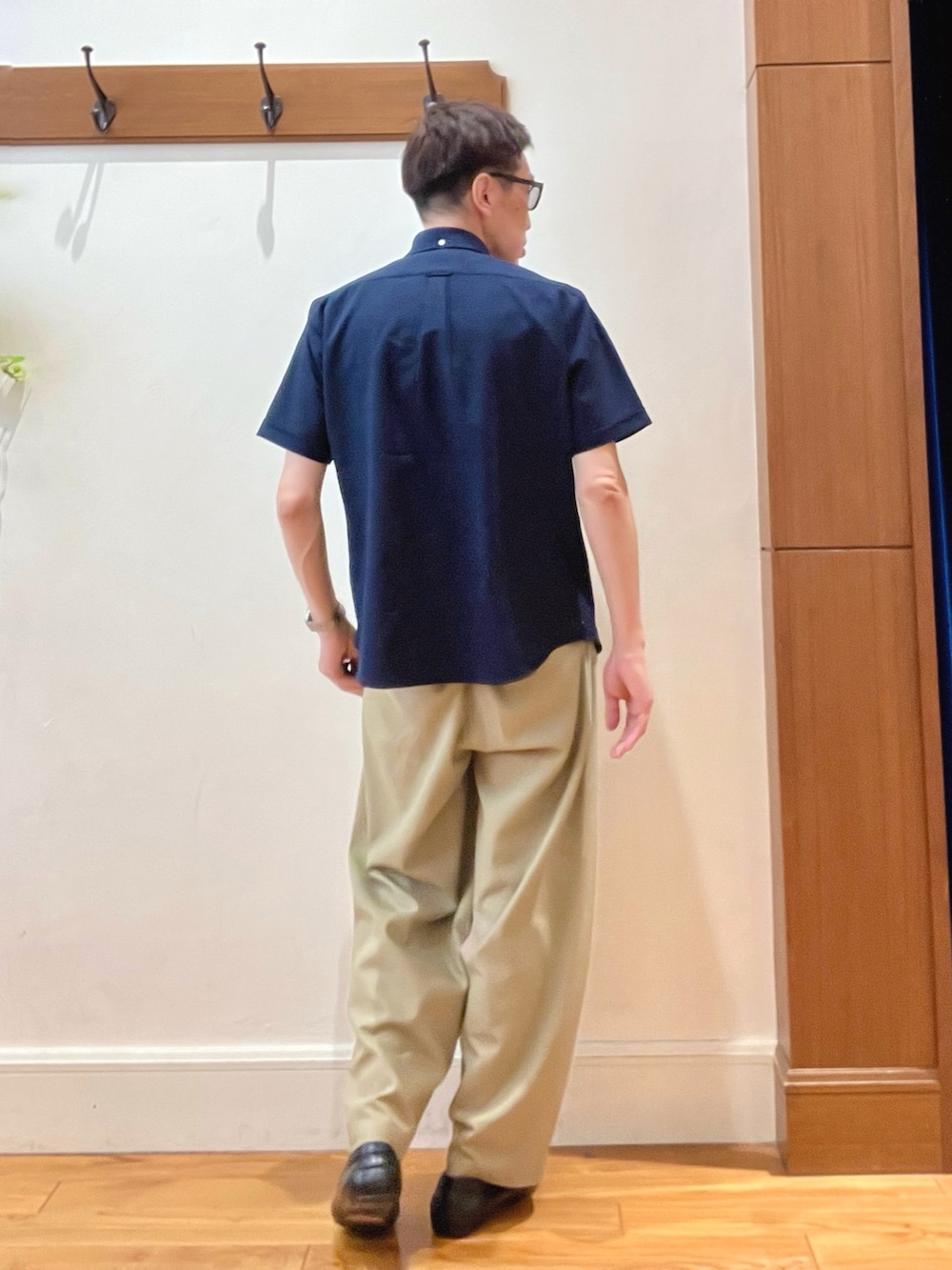 ブルー系のシャツ/ブラウス、ホワイト系のTシャツ/カットソー、ブラック系のサングラスを着用したメンズの夏コーディネートの5枚目の写真