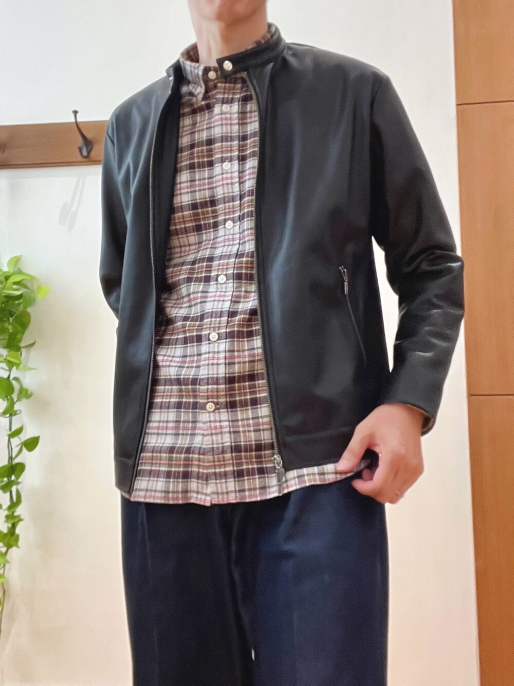 ブラック系のライダースジャケット、ブラック系のショルダーバッグ、グレー系のシャツ/ブラウスを着用したメンズの秋コーディネートの6枚目の写真