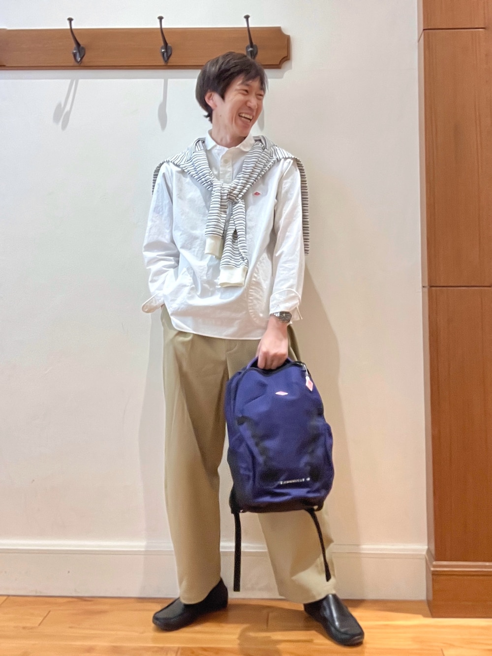 ホワイト系のシャツ/ブラウス、ホワイト系のTシャツ/カットソー、ブルー系のバックパック/リュックを着用したメンズの春コーディネートの7枚目の写真