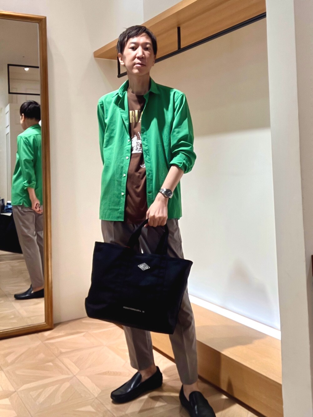 グリーン系のシャツ/ブラウス、ブラウン系のTシャツ/カットソー、ブラック系のトートバッグを着用したメンズの夏コーディネートの7枚目の写真