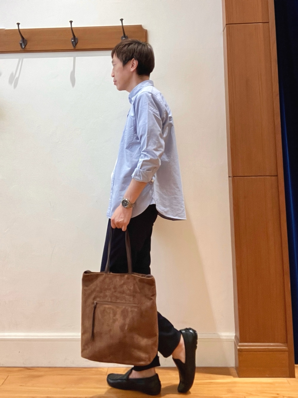 ブルー系のシャツ/ブラウス、ブルー系のチノパンツ、ホワイト系のTシャツ/カットソーを着用したメンズの夏コーディネートの2枚目の写真