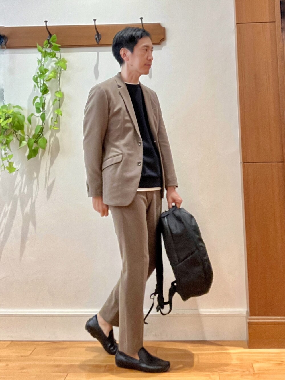 ベージュ系のテーラードジャケット、ベージュ系のその他パンツ、ブルー系のTシャツ/カットソーを着用したメンズの秋コーディネートの5枚目の写真