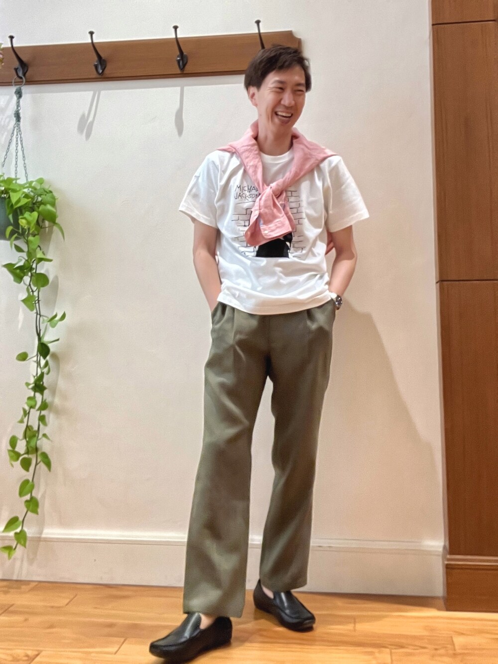 レッド系のシャツ/ブラウス、ホワイト系のTシャツ/カットソー、グリーン系のその他パンツを着用したメンズの春コーディネートの7枚目の写真