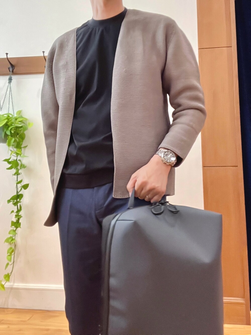 グリーン系のカーディガン/ボレロ、ブラック系のTシャツ/カットソー、ブルー系のバックパック/リュックを着用したメンズの秋コーディネートの8枚目の写真