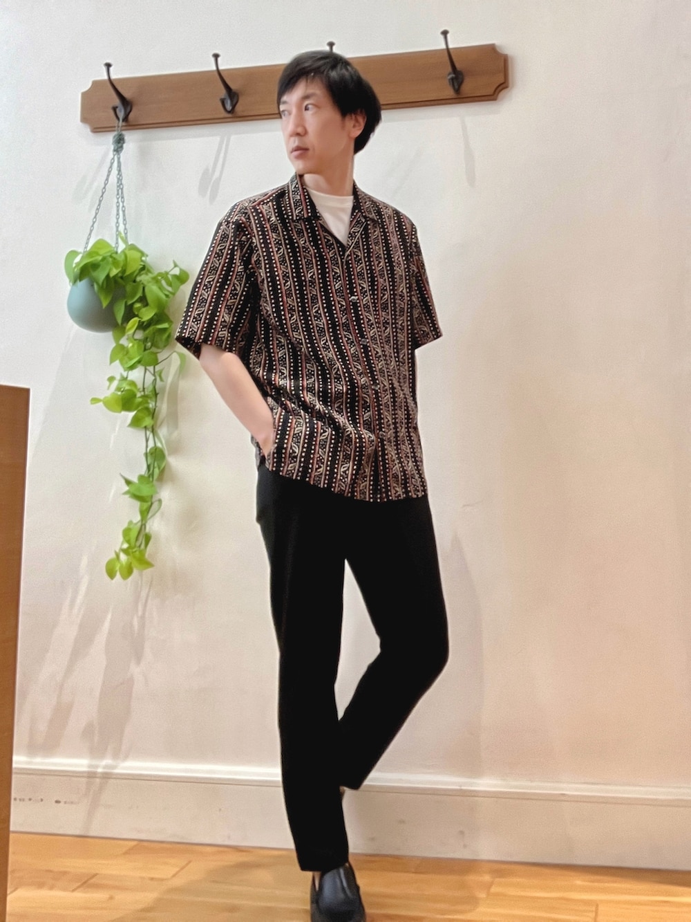 ブラック系のシャツ/ブラウス、ホワイト系のTシャツ/カットソー、ブラック系のその他パンツを着用したメンズの夏コーディネートの6枚目の写真