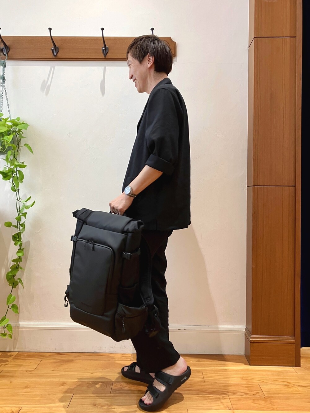 ブラック系のシャツ/ブラウス、ホワイト系のシャツ/ブラウス、ブラック系のその他パンツを着用したメンズの春コーディネートの3枚目の写真