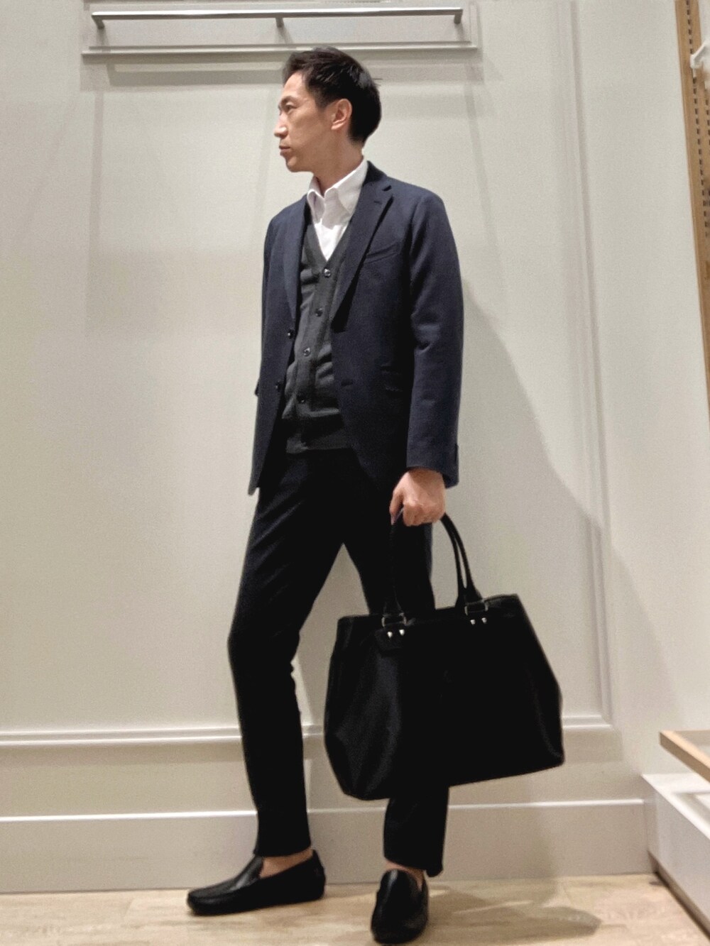 ブルー系のテーラードジャケット、ホワイト系のシャツ/ブラウス、グレー系のカーディガン/ボレロを着用したメンズの秋コーディネートの2枚目の写真