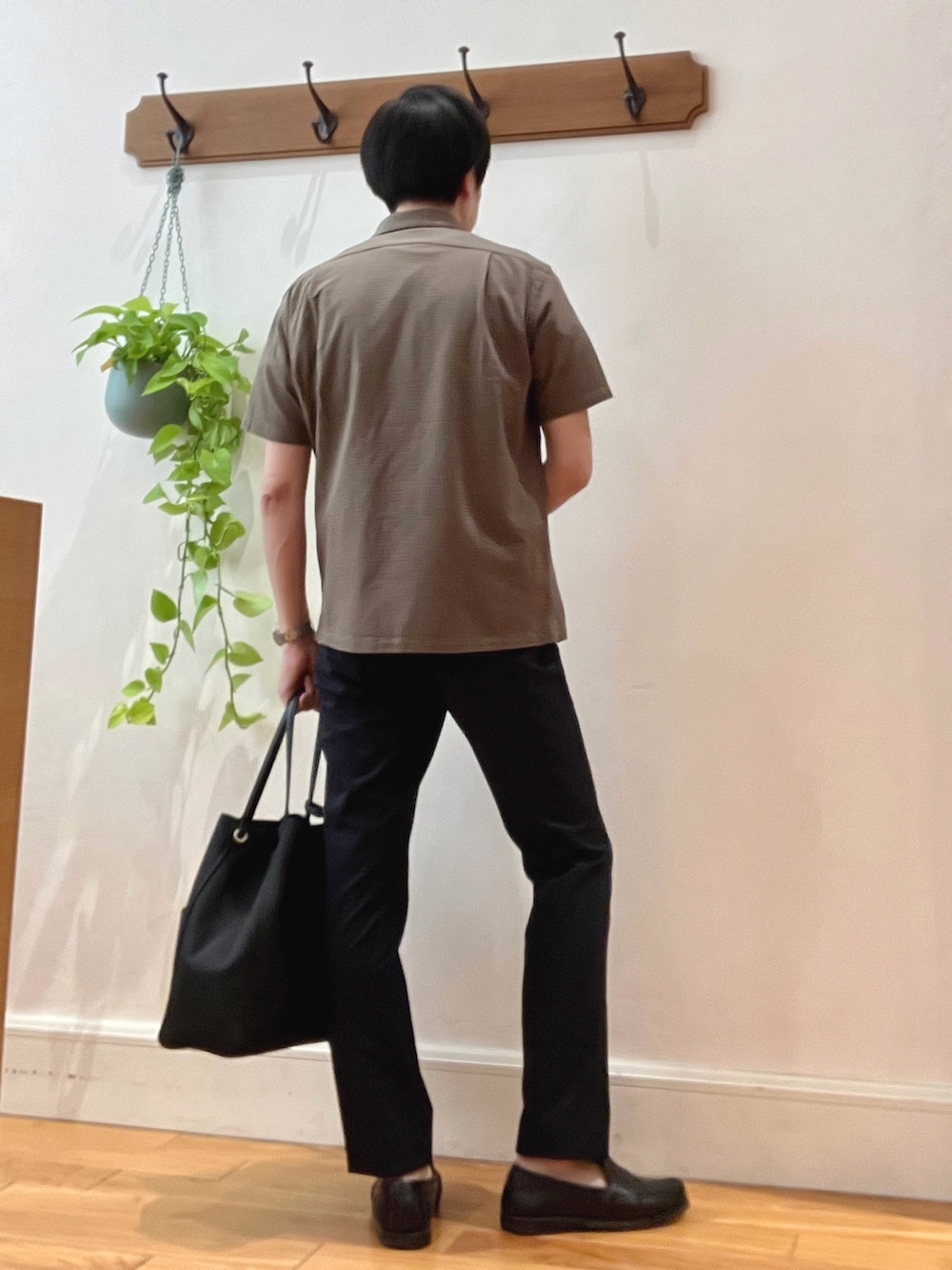 ブラウン系のポロシャツ、ブルー系のTシャツ/カットソー、ブルー系のその他パンツを着用したメンズの春コーディネートの4枚目の写真