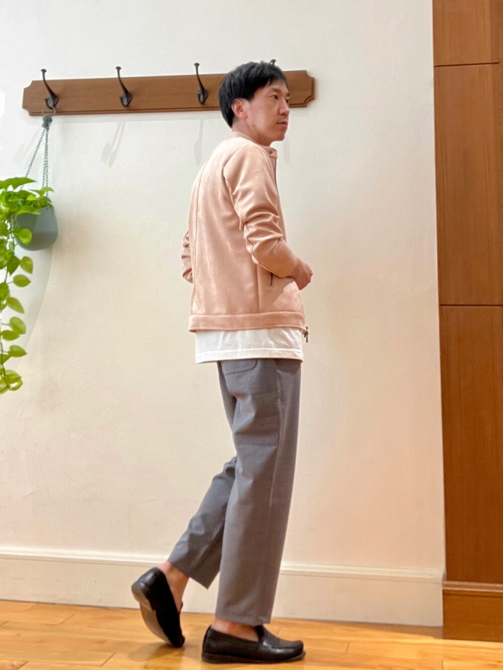 「春服デビュー宣言、淡色コーデ、オトナカジュアル、春夏コーデ、ローファー、Tシャツ、プリントT、ノーリーズ、NOLLEY'S、Topologie、スマホショルダー、ライダース、スウェード、スエード、ビートルズ」|「NOLLEY'S goodmanのダンボール ライダースジャケット 23SS(ライダースジャケット、ピンク系)」を使った、Tatsuo.YMさん(メンズ・182cm)の春コーディネートの6枚目の写真