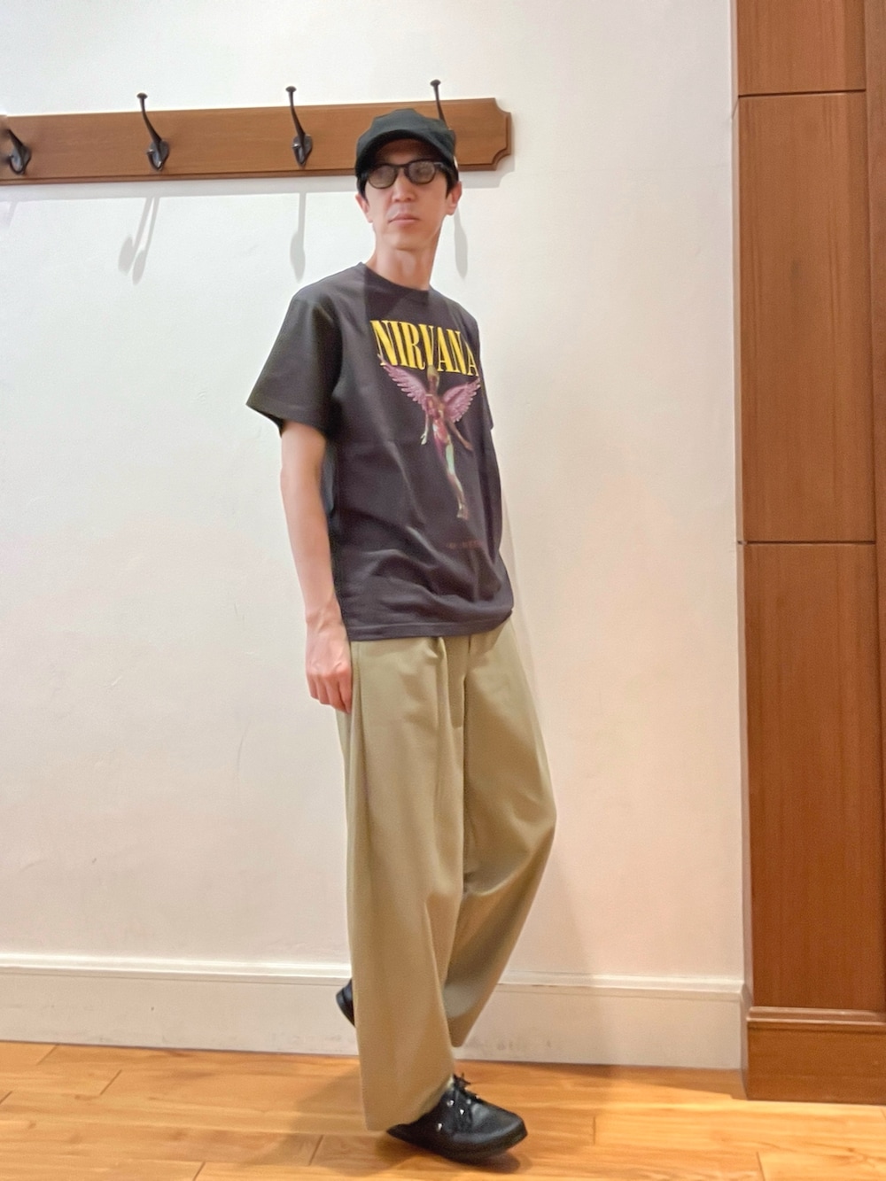 グレー系のTシャツ/カットソー、ブラック系のモカシン/デッキシューズ、ブラック系のサングラスを着用したメンズの春コーディネートの6枚目の写真