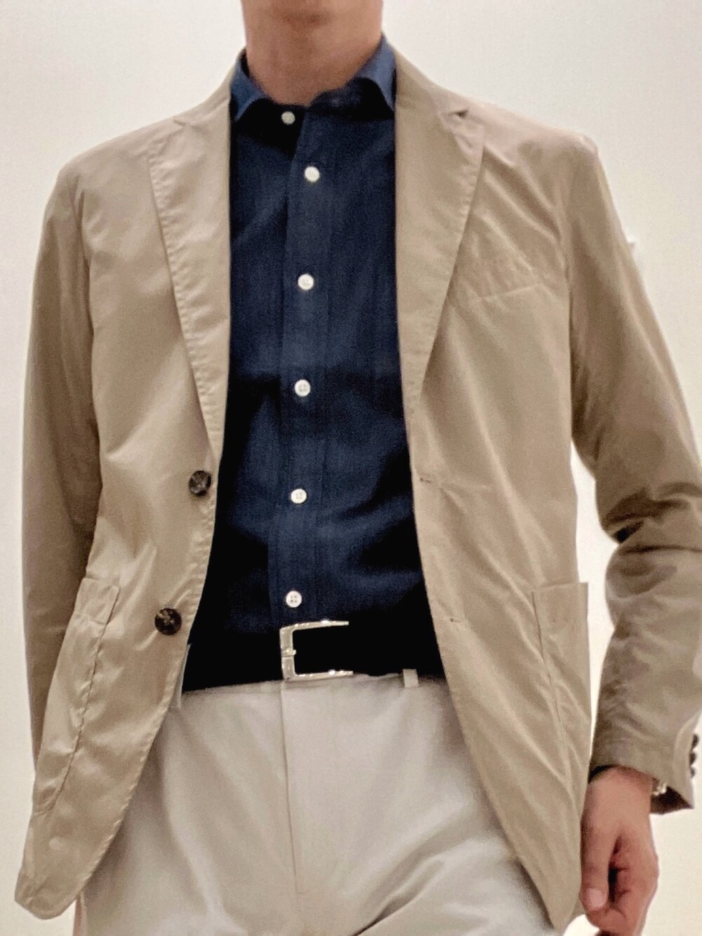 グレー系のチノパンツ、ブルー系のシャツ/ブラウス、ベージュ系のテーラードジャケットを着用したメンズの冬コーディネートの6枚目の写真